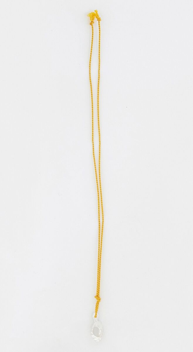 Pulseira Gamboa de tornozelo em prata, €30, Juliana Bezerra.