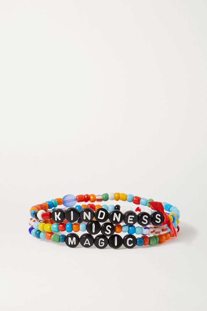 Set de pulseiras Kindness is Magic em missangas, €50, Roxanne Assoulin em Netaporter.com