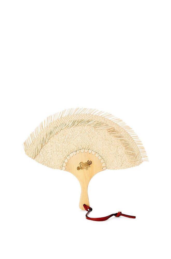 Pai Pai em folha de palmeira e couro, €220, Loewe.