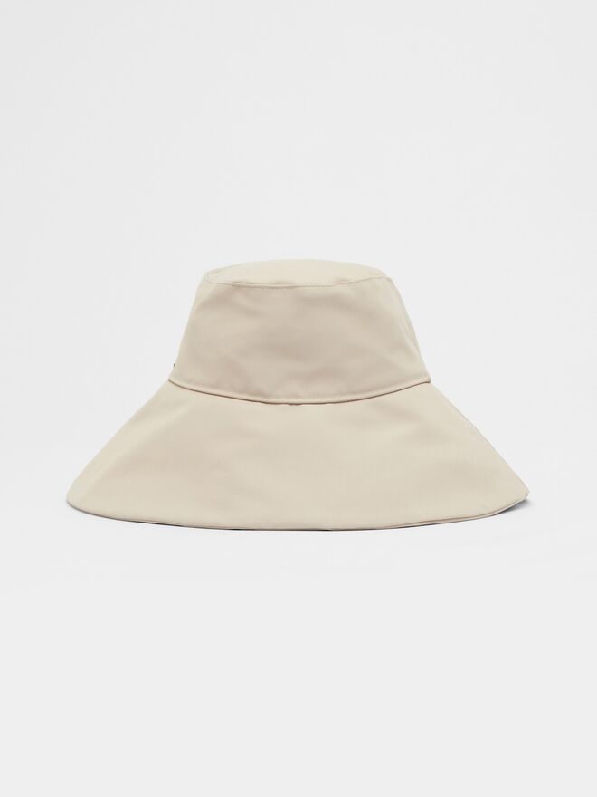 Chapéu em nylon e cetim duchese, €159, Max Mara