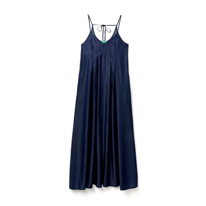 Vestido em ganga, €69,95, Benetton.