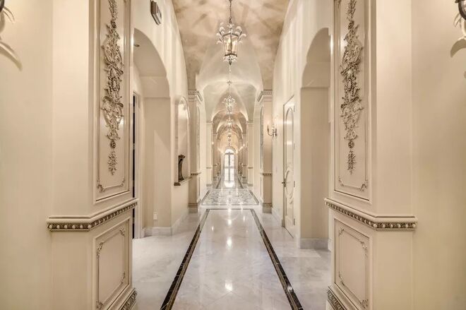 A mansão é adornada de tetos altos e molduras