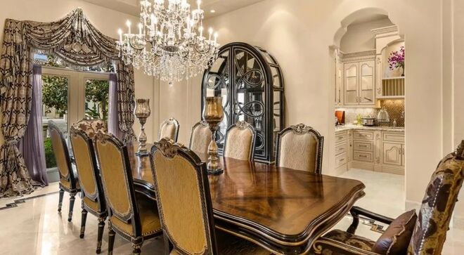 A sala de jantar é acompanhada por um copa