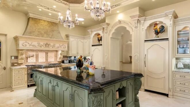 A cozinha é equipada com uma ilha e copa