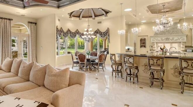 Cozinha em open space virada para a sala de estar