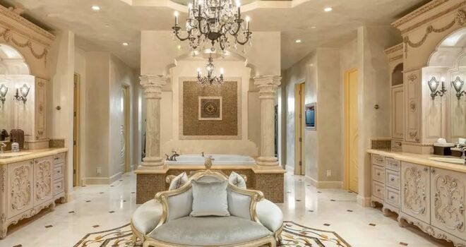 Casa de banho em mármore com duche de vapor