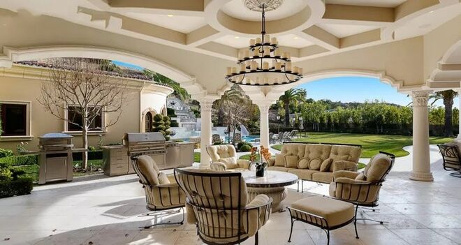 Terraço com jardim e piscina