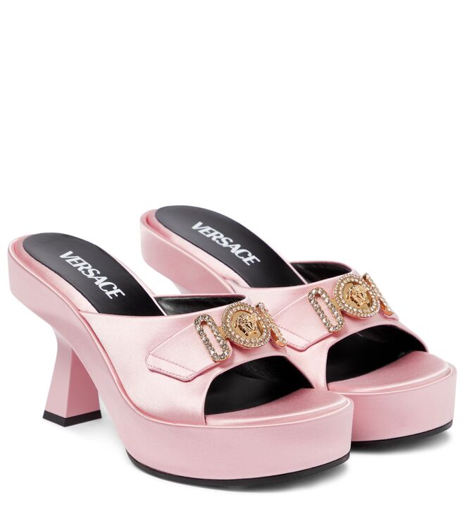 Mules, €990, Versace, em mytheresa.com