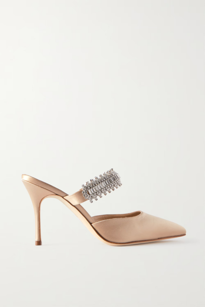 Mules Lutara, €1045, Manolo Blahnik, em net-a-porter.com