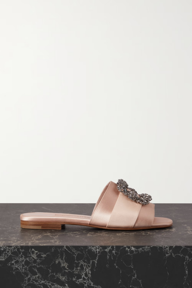 Mules Martamod, €875, Manolo Blahnik, em net-a-porter.com