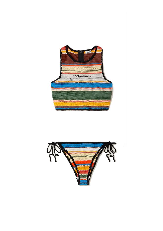 Top, €145, e cueca de biquíni, €115, em crochê, Ganni em Netaporter.com