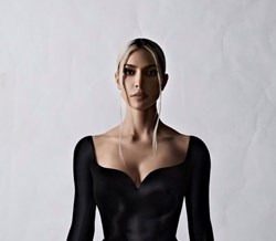 Kim Kardashian, Dua Lipa e Nicole Kidman desfilam para a Balenciaga