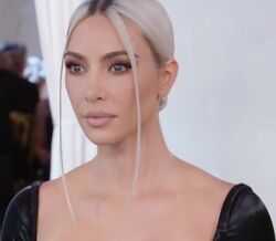 Kim Kardashian, Dua Lipa e Nicole Kidman desfilam para a Balenciaga