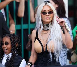 Kim Kardashian veste silhueta icónica de Madonna, mas tapa os mamilos