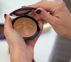 Maquilhagem para manter o bronze dourado em dois passos