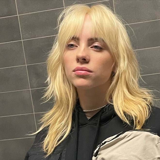 Billie Eilish aparece de mãos dadas com vocalista do The