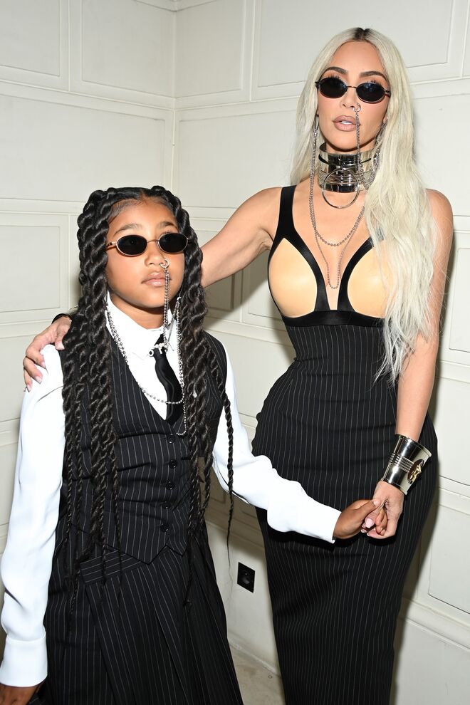 North West e Kim Kardashian assistem ao desfile Haute Couture outono/inverno 2022/23 de Jean-Paul Gaultier durante a semana da Moda de Paris, 6 de julho de 2022