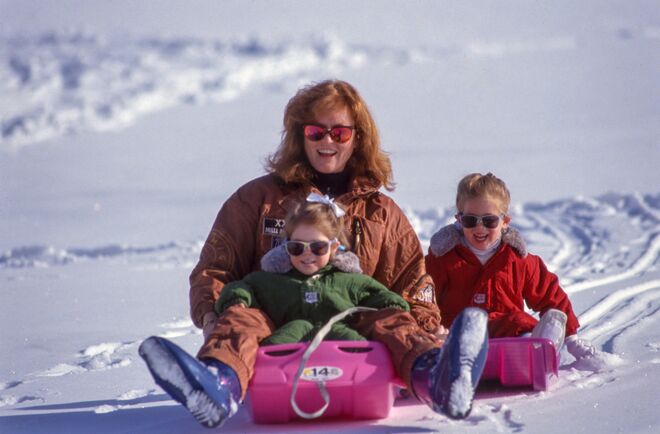 Sarah Ferguson com as filhas, princesa Eugenie e princesa Beatrice, 1993
