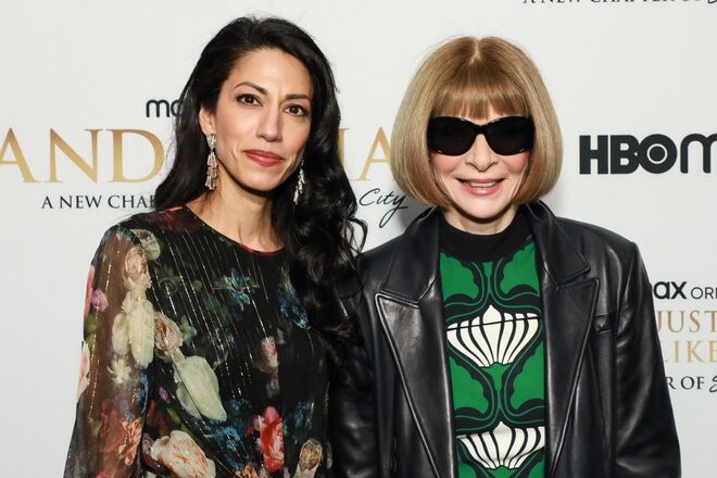 Huma Abedin com Anna Wintour na estreia da série 'And Just Like That', novembro 2021