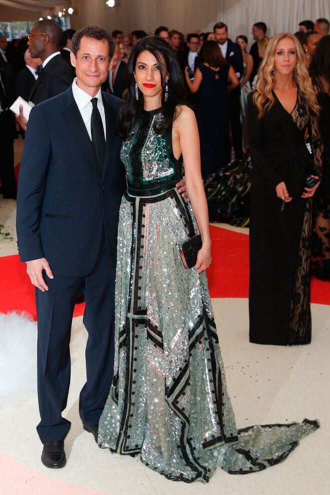 Anthony Weiner e Huma Abedin na MET Gala de 2016 em Nova Iorque
