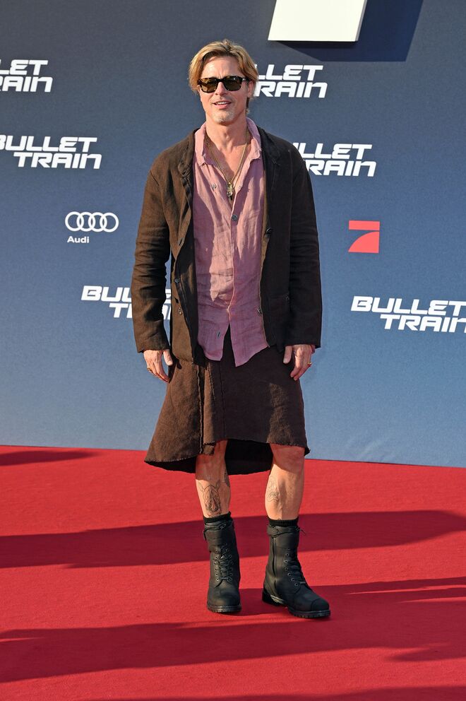 Brad Pitt a usar a saia.