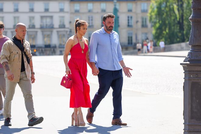 Jennifer Lopez e Ben Affleck perto do Museu do Louvre em Paris, 24 de julho 2022