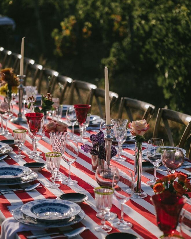 A decoração da mesa era minimalista com cores vibrantes