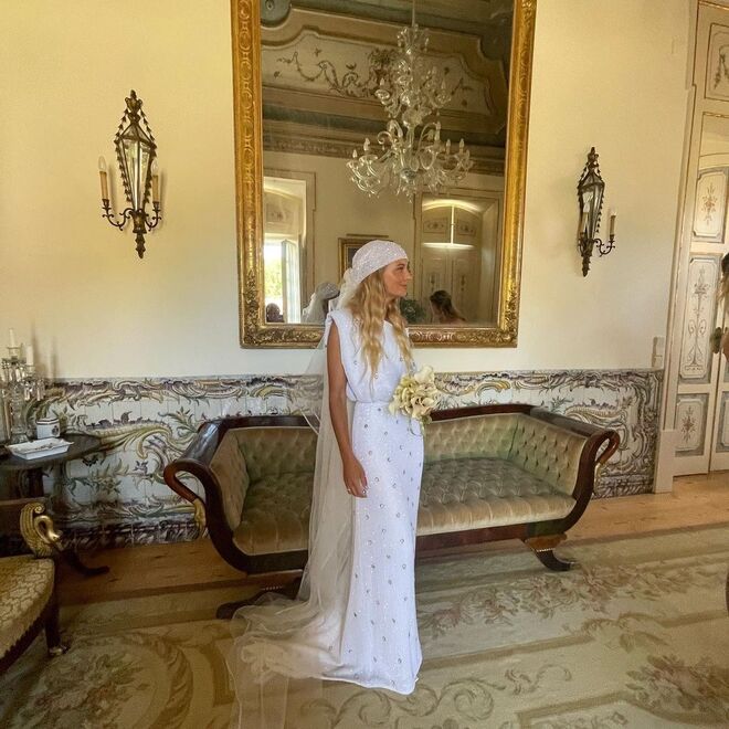 O vestido de noiva era embelezado com cristais