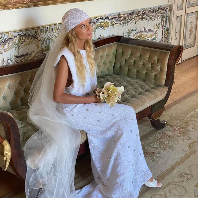 A noiva usou um vestido longo para a cerimónia