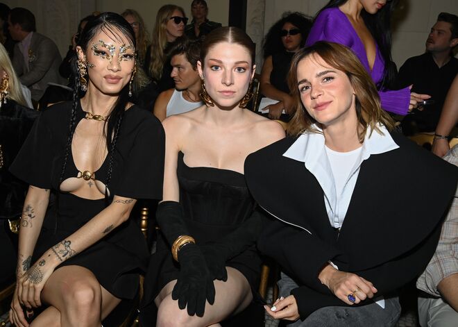 Rina Sawayama, Hunter Schafer e Emma Watson no desfile Schiaparelli