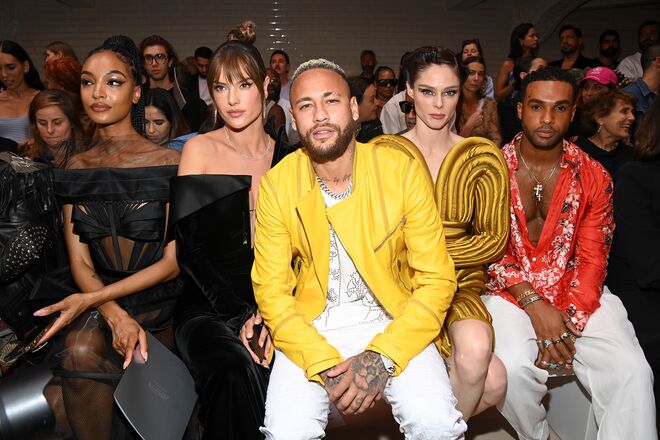 Jourdan Dunn, Alessandra Ambrosio, Neymar, Coco Rocha e Lucien no desfile Jean Paul Gaultier