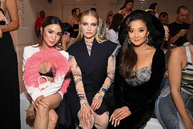 Heart Evangelista, Camille Razat e Ashley Park no desfile Jean Paul Gaultier