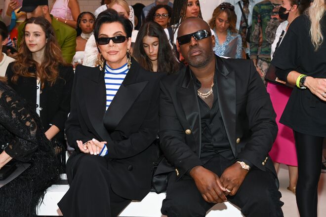 Kris Jenner e Corey Gamble no desfile Jean Paul Gaultier