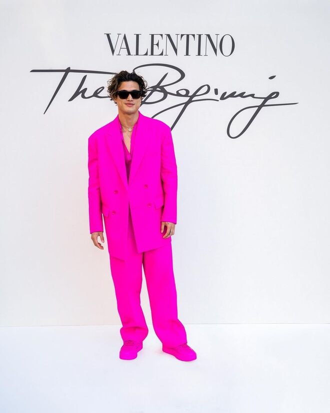 Charles Melton no desfile Valentino