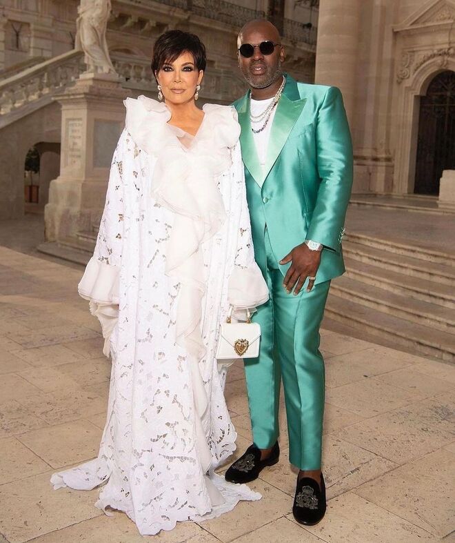 Kris Jenner e Corey Gamble no desfile Dolce and Gabbana