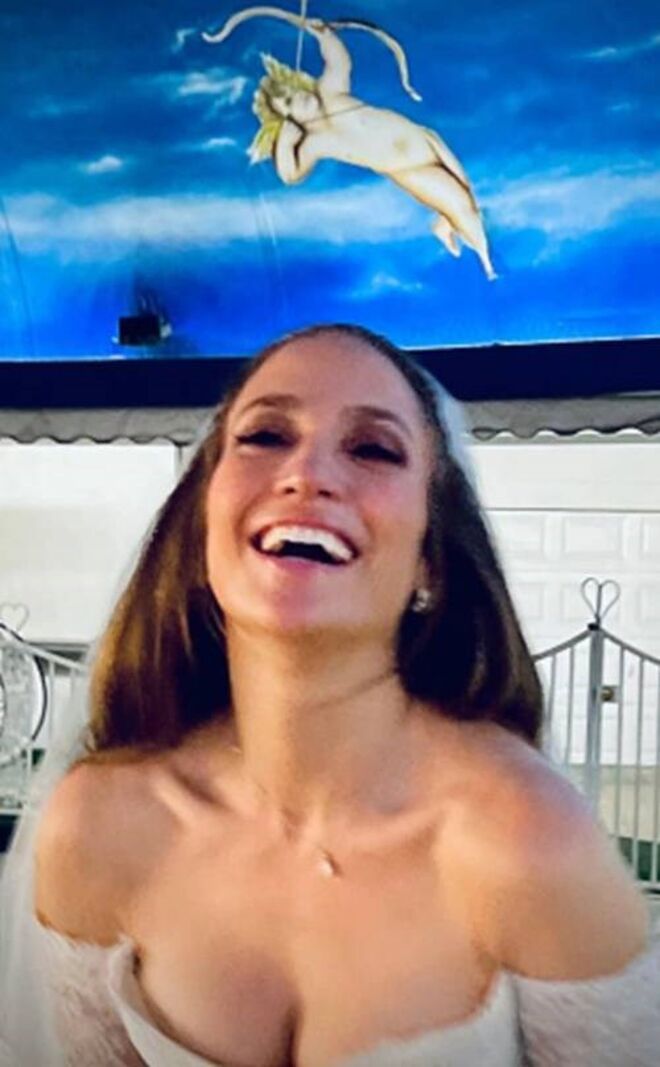 Jennifer Lopez partilhou várias fotos da cerimónia no seu site informativo, On The JLo