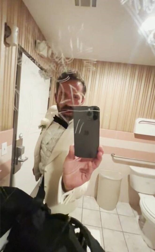 Ben Affleck escolheu usar um blazer branco para o casamento com Jennifer Lopez