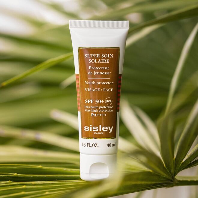 Protetor solar de juventude Super Soin Solaire Visage SPF50+, €155, Sisley