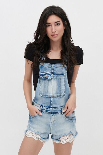 Jardineiras short denim detalhe renda