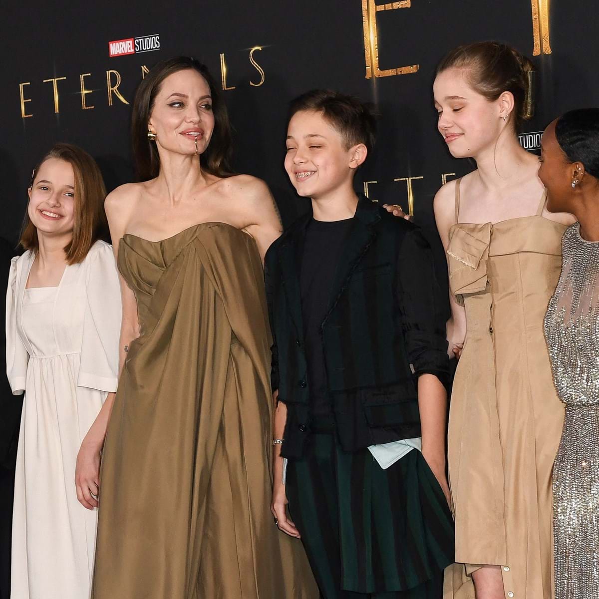 Look da famosa: Filha de Angelina Jolie chama a atenção ao usar look da mãe