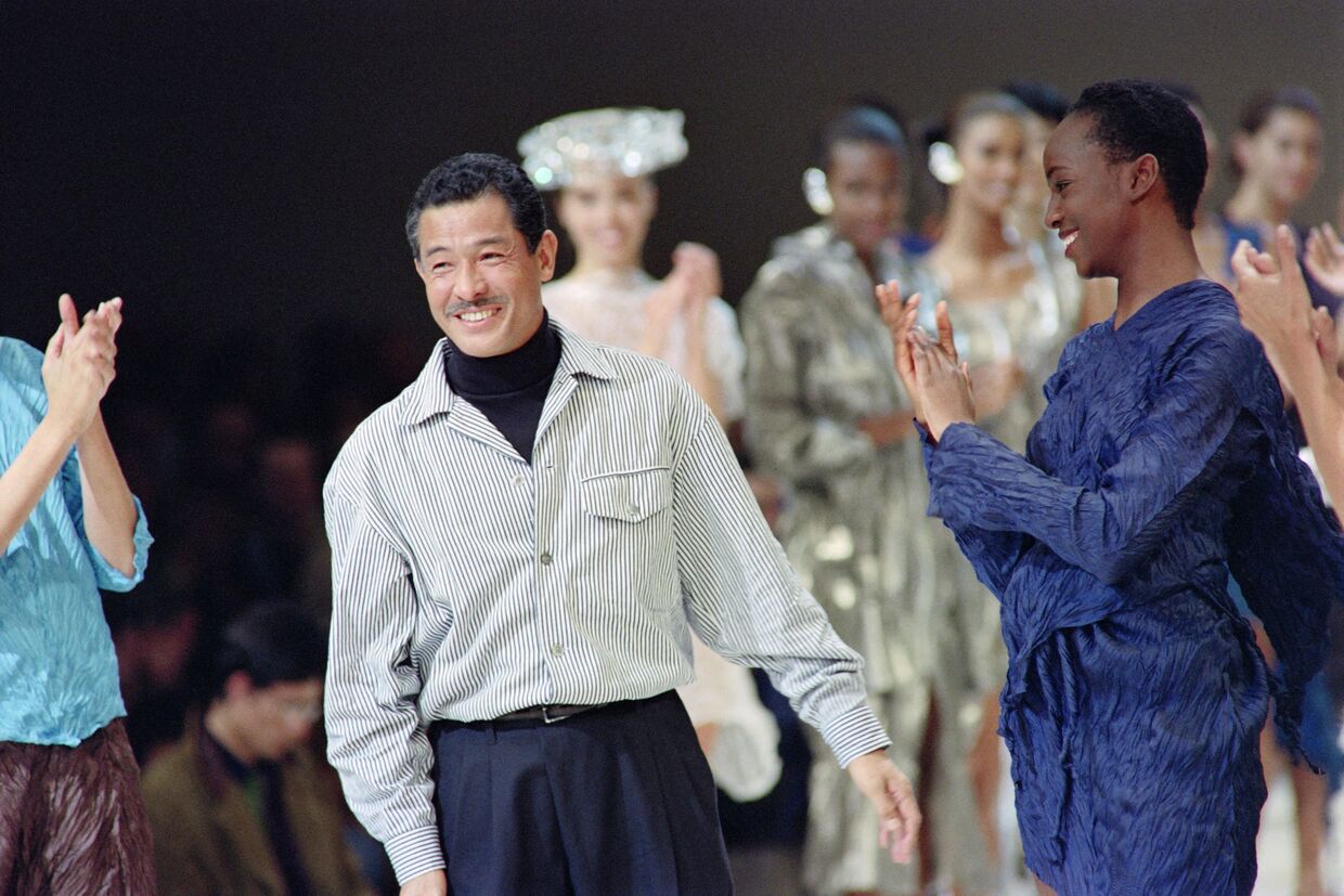 Designer Issey Miyake após apresentar a sua coleção primavera/verão 1992 em Paris, 19 de outubro de 1991