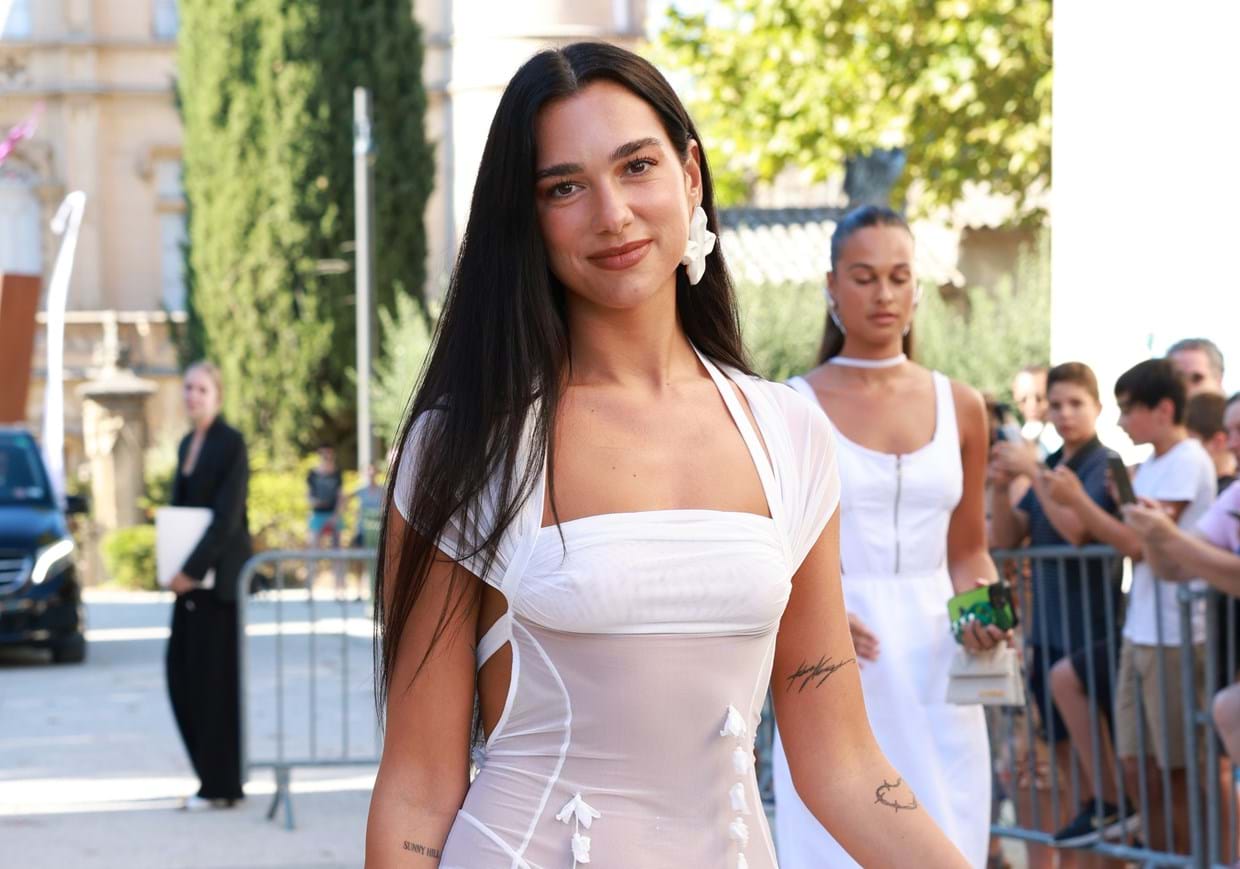 Dua Lipa no casamento de Simon Porte Jacquemus e Marco Maestri em Charleval, 27 de agosto de 2022