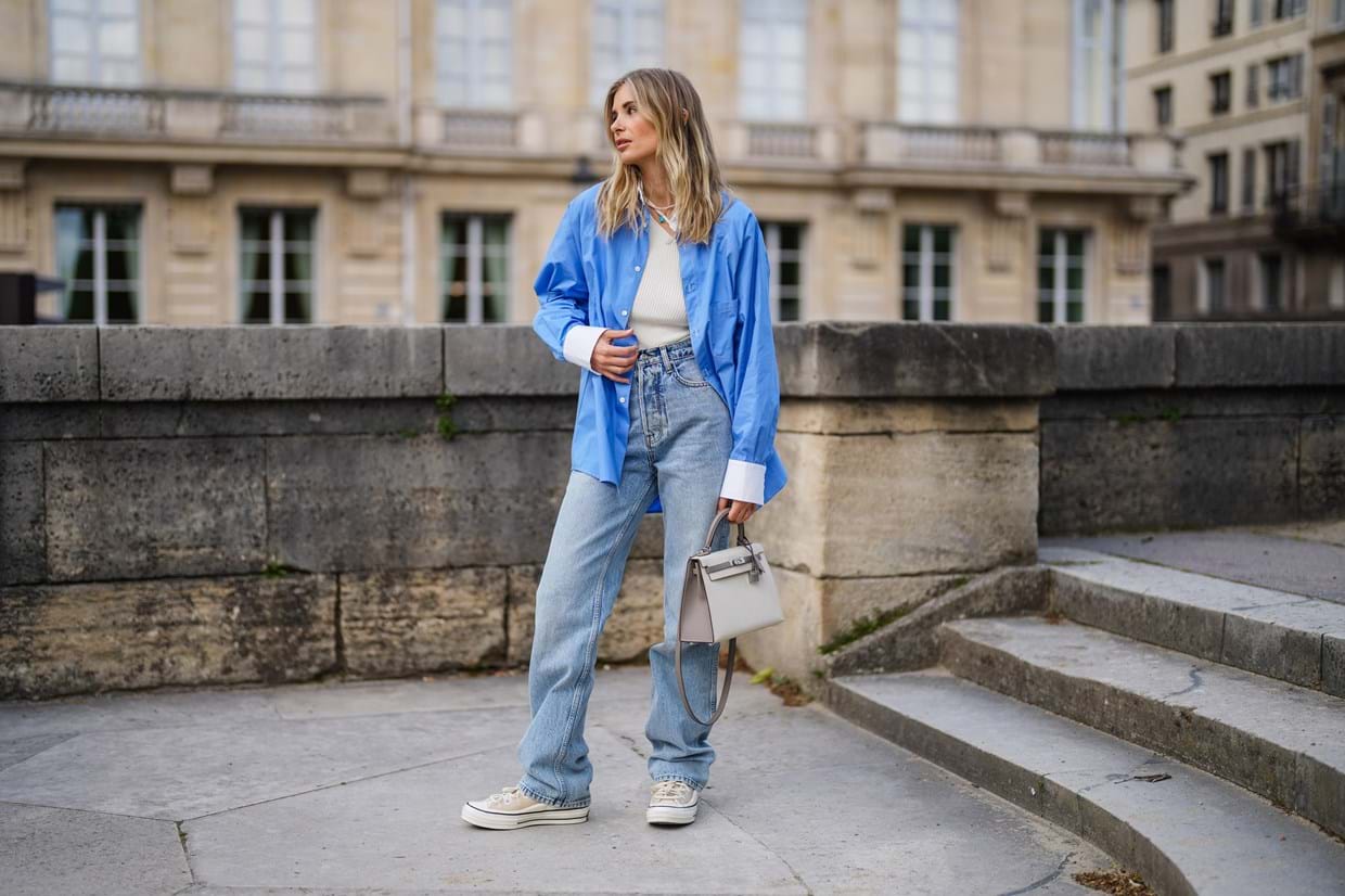 Xenia Adonts a usar jeans claras de corte wide-leg em Paris