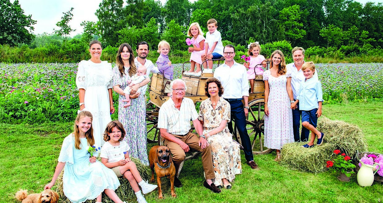 Reis da Suécia com os filhos, os respetivos cônjuges e os netos. Em pé: Victoria, a princesa herdeira, Sofia com Julian ao colo, Carl Philip, Gabriel, Leonore, Oscar, Daniel, marido da princesa herdeira, Adrienne, Madalena, Christopher O’Neill (o único da foto sem qualquer título) e Nicolas. Sentados: Estelle, a número dois na linha de sucessão, Alexander, o rei Carlos Gustavo e a rainha Sílvia.