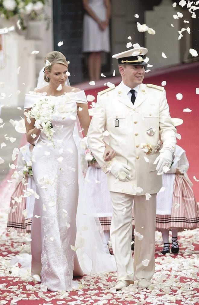 Μια Νοτιοαφρικανή Charlene Wittstosck εγκατέλειψε την καριέρα της ως Ολυμπιακή αθλήτρια για να παντρευτεί έναν κυρίαρχο πρίγκιπα της Ευρώπης.  Το O casamento, που έλαβε χώρα στις 2 Ιουλίου 2011, ήταν πολύ αναμενόμενο, επειδή ο Alberto do Mónaco δεν είχε νόμιμη καταγωγή.  Μια νύφη χρησιμοποίησε ένα αποκλειστικό φόρεμα σχεδιασμένο από τον Giorgio Armani.