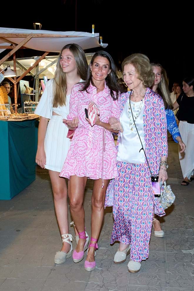 Rainha Letizia de Espanha, princesa Leonor, rainha Sofia e infanta Sofia Espanha visitam o mercado de Paseo de Sagrera a 07 de Agosto de 2022 em Palma de Maiorca, Espanha