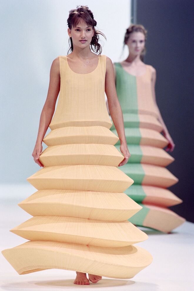 Uma modelo enverga um vestido plissado com arames como parte da coleção Pronto-a-Vestir Primavera/Verão 1995 de Issey Miyake, Paris