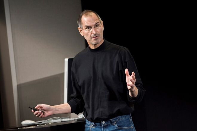 Steve Jobs a usar a camisola de gola alta criada por Issey Miyake, 2008