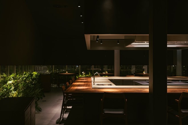 O espaço reservado e elegante ficou a cargo dos arquitetos de interiores Ricardo Paulino e Ivone Gonçalves e a mobília com a marca portuguesa Branca Lisboa, do designer Marco Sousa