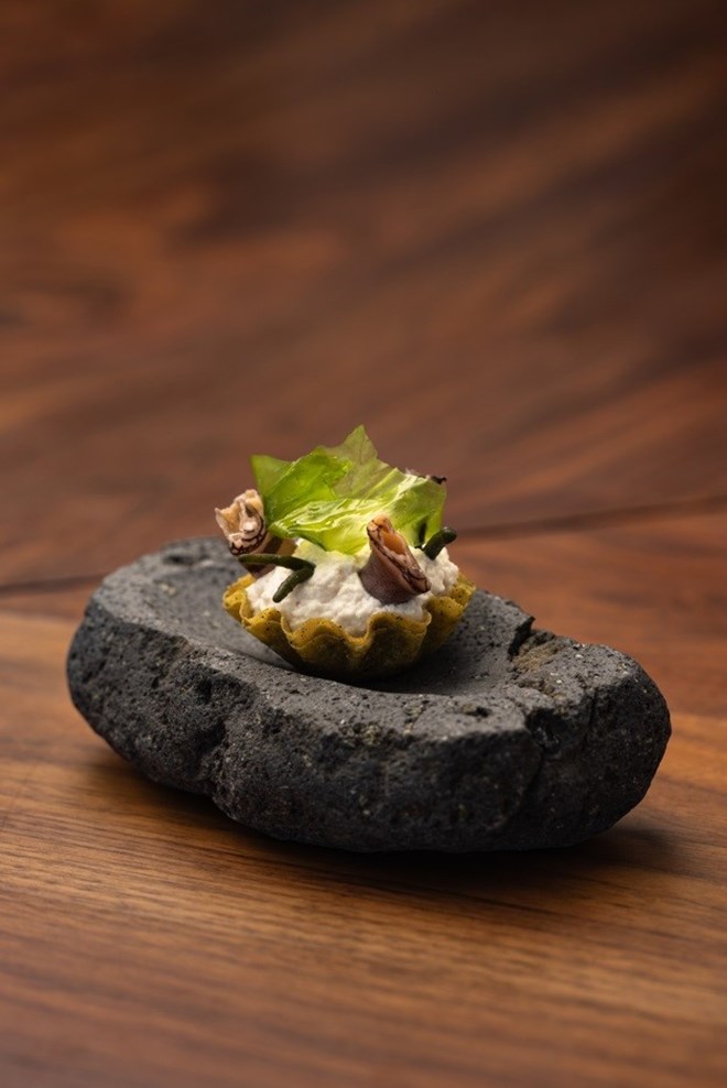 Cinco pessoas na cozinha e quatro na sala compõem a equipa que a chef treinou durante dois anos no Zunzum. O sous-chef Mário Cruz e a sommelier Gabriela Marques completam o elenco de luxo